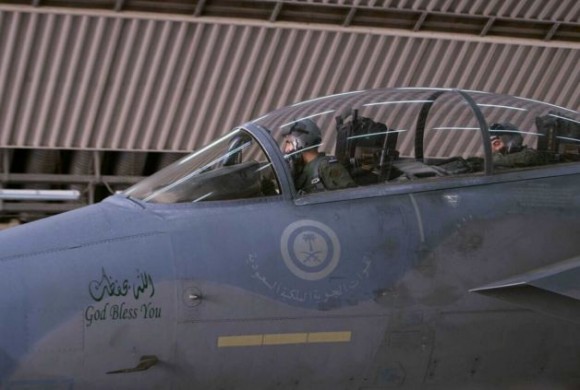F-15 saudita - parte dos ataques ao EI na Síria - foto AP - Saudi Press Agency via SF Gate