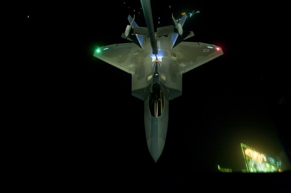 F-22 reabastece em voo na ida de missão de 26set - foto 2 USAF via The Avionist