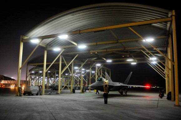 F-22 taxia antes de decolar para o ataque ao EI na Síria - foto 2 USAF via Daily Beast