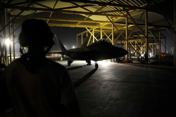 F-22 taxia antes de decolar para o ataque ao EI na Síria - foto 3 USAF via Daily Beast
