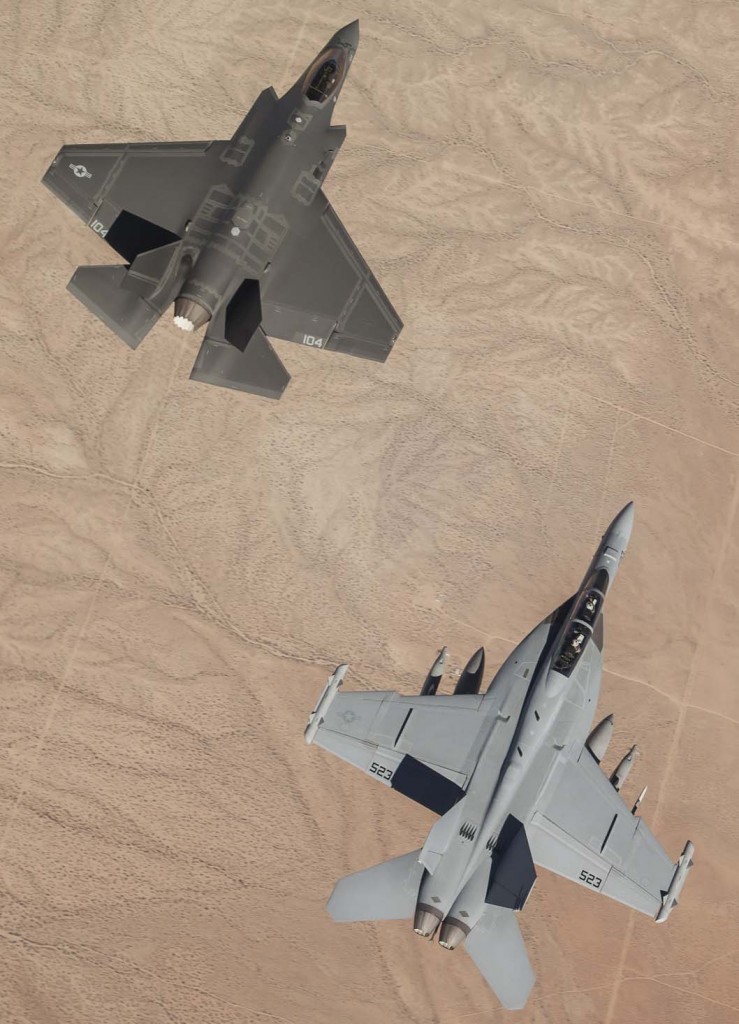 F-35C e Super Hornet sobre o deserto de Mojave - foto USN