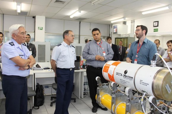 Visita do comandante da Força Aérea do Chile à Mectron - foto FACh