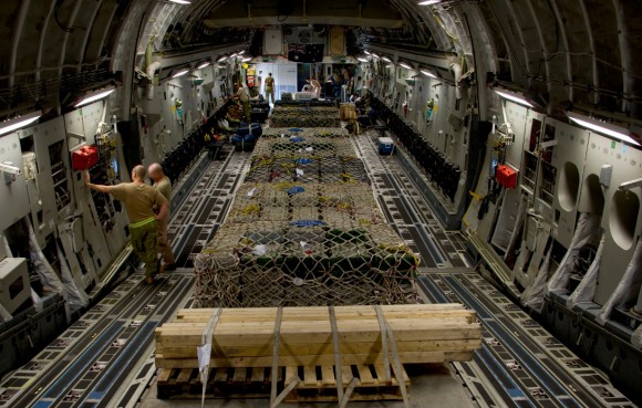 C-17A da RAAF transporta armas para o Iraque em set2014 - compart carga - foto MD Australia