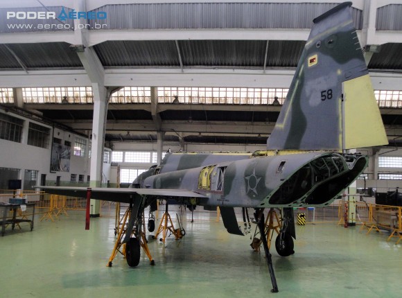 Domingo Aéreo PAMA-SP 2014 - revisão caça F-5EM 4858 no Hangar 3 - foto Nunão - Poder Aéreo