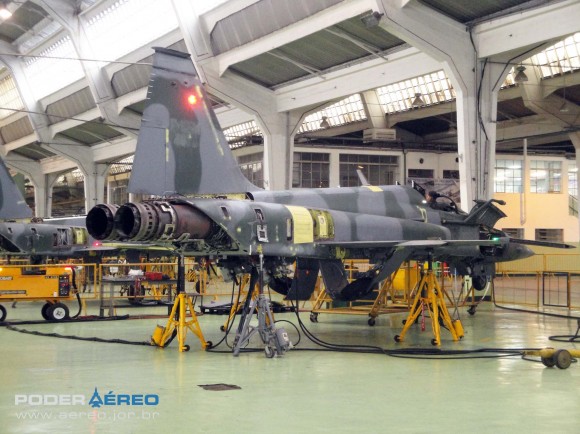 Domingo Aéreo PAMA-SP 2014 - revisão caça F-5EM 4859 no Hangar 3 - teste trem de pouso - foto 2 Nunão - Poder Aéreo