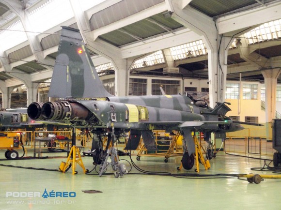 Domingo Aéreo PAMA-SP 2014 - revisão caça F-5EM 4859 no Hangar 3 - teste trem de pouso - foto Nunão - Poder Aéreo