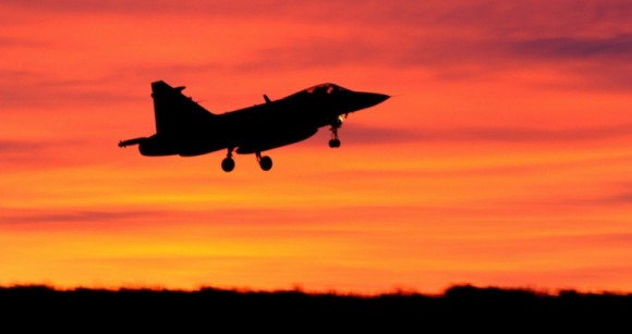 Foto de Gripen representando operação diurna prolongada à noite - foto Forças Armadas da Suécia