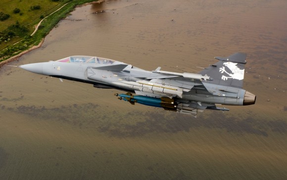 Gripen NG com seis mísseis e duas bombas - foto Saab