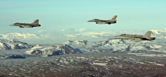 Gripen sueco - F-16 norueguês - F-18 finlandês - voo sobre a Islândia - foto Foças de Defesa da Finlândia