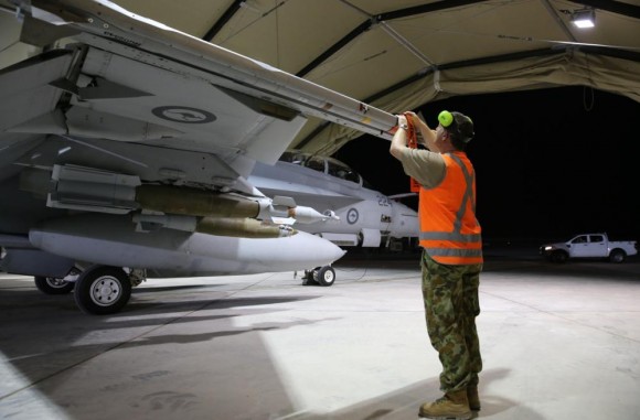 Missão Super Hornets da RAAF em 5-10-2014 - colocação safety tags - foto Min Def Australia