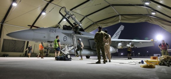 Missão Super Hornets da RAAF em 5-10-2014 - desembarque - foto Min Def Australia