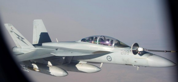 Reabastecimento em voo - missão Super Hornets da RAAF em 5-10-2014 - foto 2 Min Def Australia
