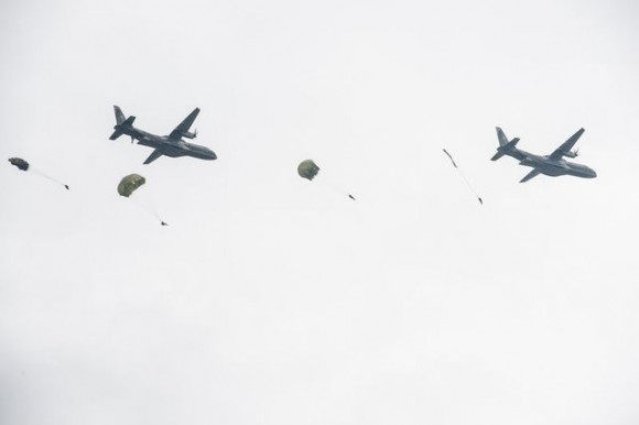 C-295 tchecos lançam paraquedistas - foto Min Def Rep Tcheca