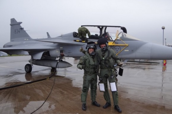 Capitão Fórneas e instrutor - primeiro treino no Gripen - foto FAB