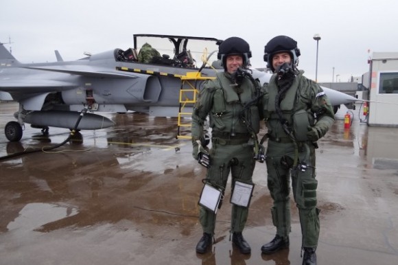 Capitão Pascotto e instrutor - primeiro treino no Gripen - foto FAB