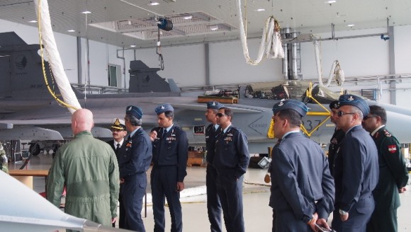 Delegação indiana visita base aérea tcheca de Caslav onde opera Gripen - foto AFB Caslav