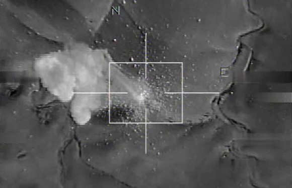 foto divulgada em nota de ataque a posições do EI - imagem via Força Aérea Francesa