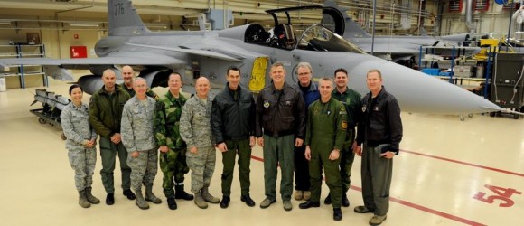 visita comandante da USAFE gen Gorenc à Ala 21 Norrboten - Gripen - foto Forças Armadas da Suécia
