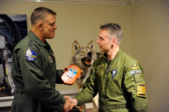 visita comandante da USAFE gen Gorenc à Ala 21 Norrboten - foto Forças Armadas da Suécia