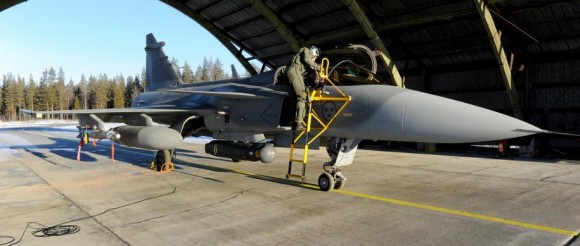 Gripen com Litening III e GBU-12 para lançamento real - foto Forças Armadas da Suécia