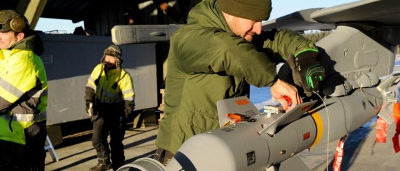 Gripen sendo armado com GBU-12 para lançamento real - foto Forças Armadas da Suécia