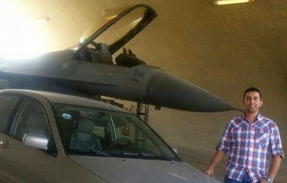 piloto jordaniano Moaz Youssef al-Kasasbeh - foto via BBC