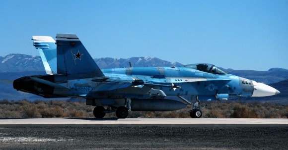F-18C Hornet do Naval Strike and Air Warfare Center - NAS Fallon - foto USN