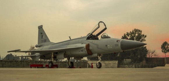 JF-17 - foto via PAC