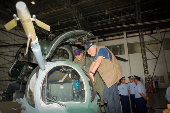 Ministro J Wagner em AH-2 Sabre em Porto Velho - foto 2 Sgt Johnson - FAB