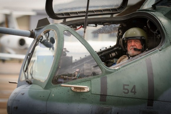 Ministro J Wagner em AH-2 Sabre em Porto Velho - foto Sgt Johnson - FAB