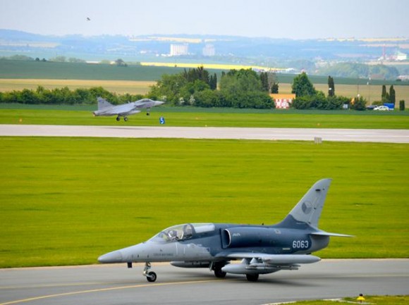Lion Effort 2015 - L-159 e Gripen tchecos - foto via Base Aérea Caslav Rep Tcheca