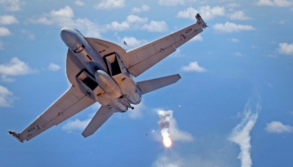 Super Hornet da RAAF lanca flares - foto 2015 Min Def Australia