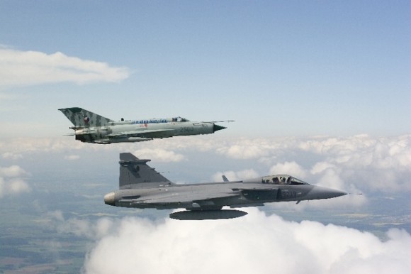 celebração tcheca 10 anos Gripen - Gripen e MiG-21 em 2005 - fotos Min Def Rep Tcheca