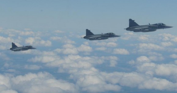 Artic Challenge 2015 - reabastecimento de caças Gripen suecos - foto Forças Armadas da Suécia
