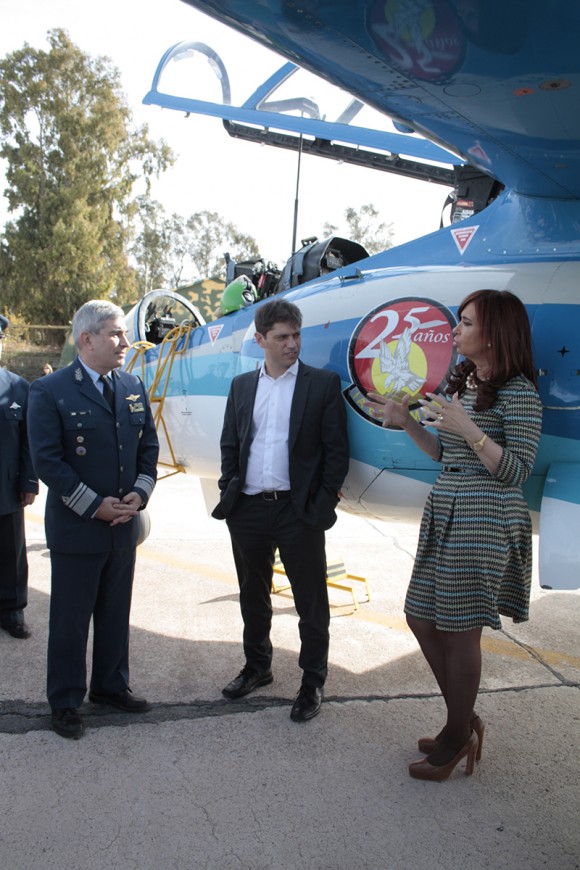 Presidente Cristina Kirchner conhece jato Pampa em Mendoza - foto 4 FAA - IV Brigada