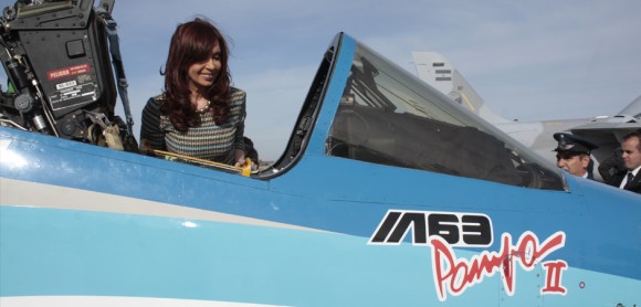 Presidente Cristina Kirchner conhece jato Pampa em Mendoza - foto FAA - IV Brigada