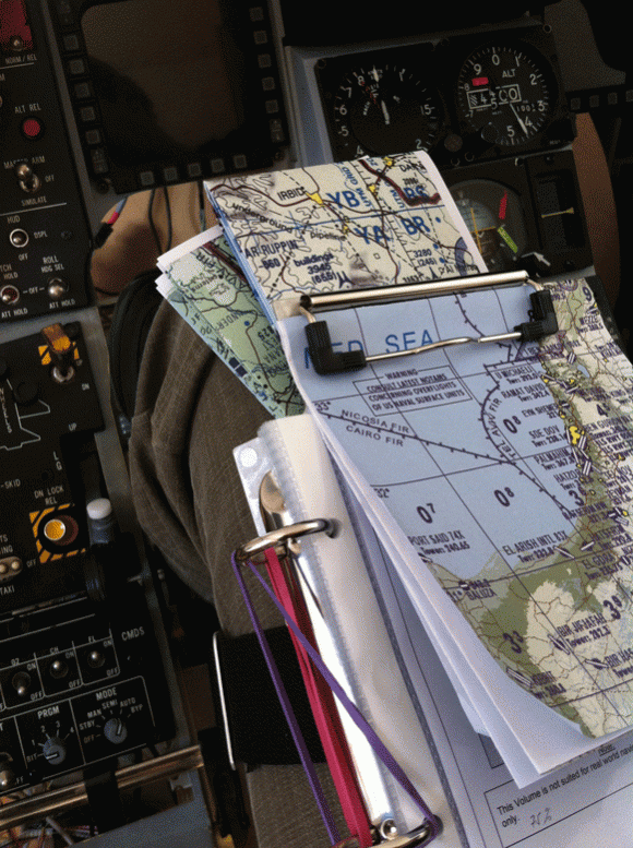 Documentos soltos dentro do cockpit podem ter causado o acidente com o F-16 grego em Albacete