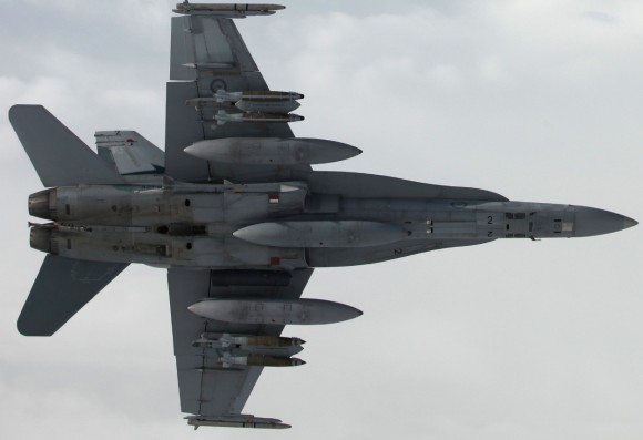 Hornet da RAAF sobre o Iraque - destaque foto Min Def Australia
