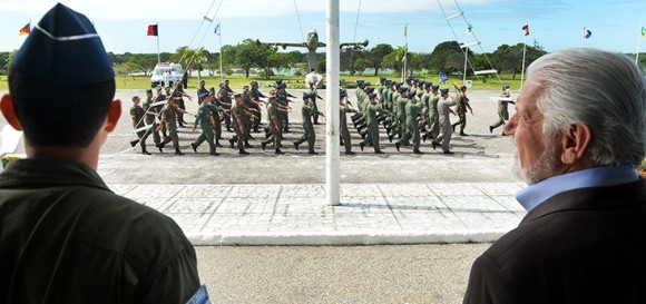 Ministro da Defesa assite a desfile na BANT - foto MD - T Sobreira