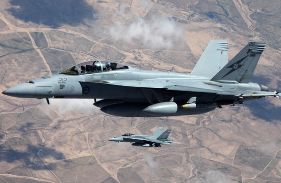 Super Hornet e Hornet da RAAF sobre o Iraque - foto Min Def Australia
