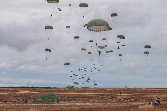 Estados Unidos Paratroopers descend on Sicily Drop Zone during the 16th Annual Randy Oler Memorial Operation Toy Drop at Fort Bragg, N.C., Dec. 7, 2013. While the weather did not cooperate earlier in the day, the rain subsided around midday allowing hundreds of paratroopers to complete their jumps and earn their foreign jump wings while supporting area children in need with a new unwrapped toy. (U.S. Army photo by Timothy L. Hale/Released)