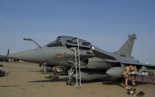 Rafale recebendo armamento na operacao Serval - foto Dassault