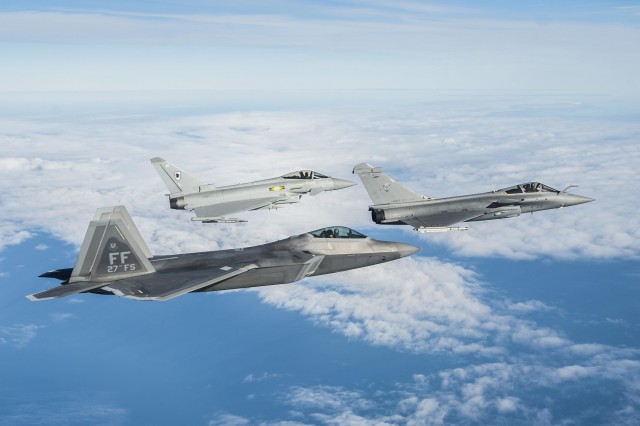 Raptor-Rafale-e-Typhoon-em-exercicio-trilateral-a-partir-de-Langley-dez-2015-foto-USAF