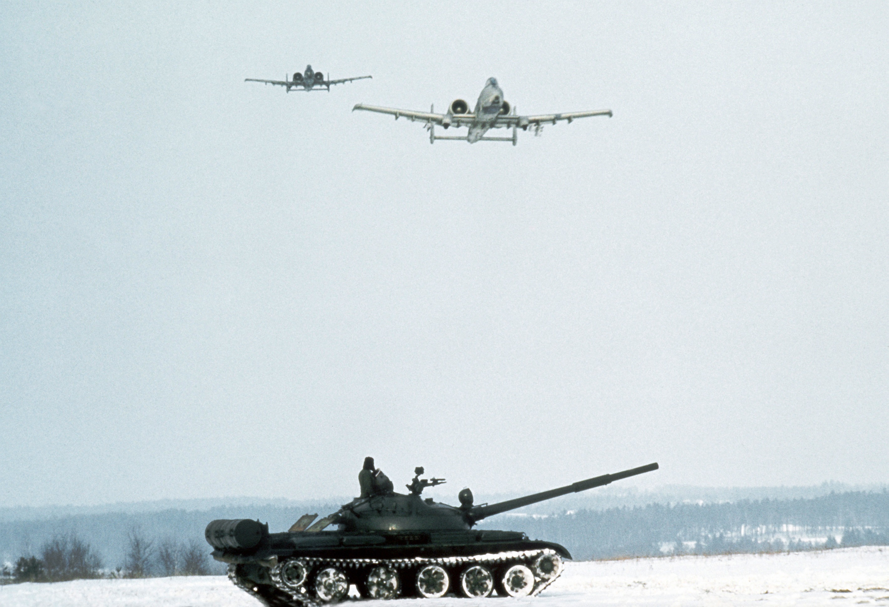 T-62_with_two_A-10_Thunderbolt_II_aircraft.jpeg