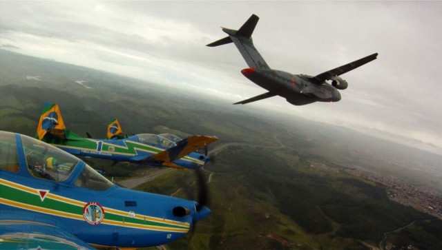 KC-390 e Esquadrilha da Fumaca - foto Facebook EDA