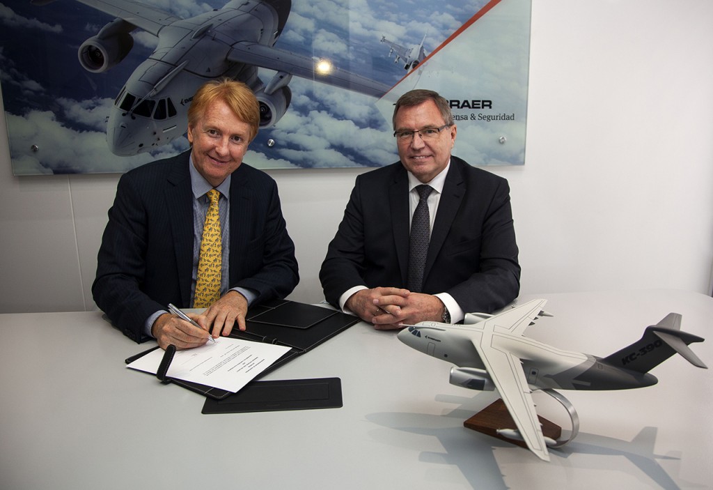 Jackson Schneider, presidente e CEO da Embraer Defesa & Seguranca, e Ulrich Sasse, presidente da Rheinmetall Simulation and Training, assinam contrato na Fidae