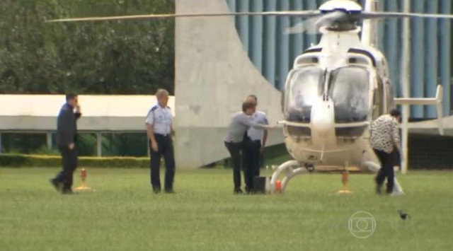 Dilma entra helicoptero em Brasilia 5marco2016 - captura imagem TV Globo