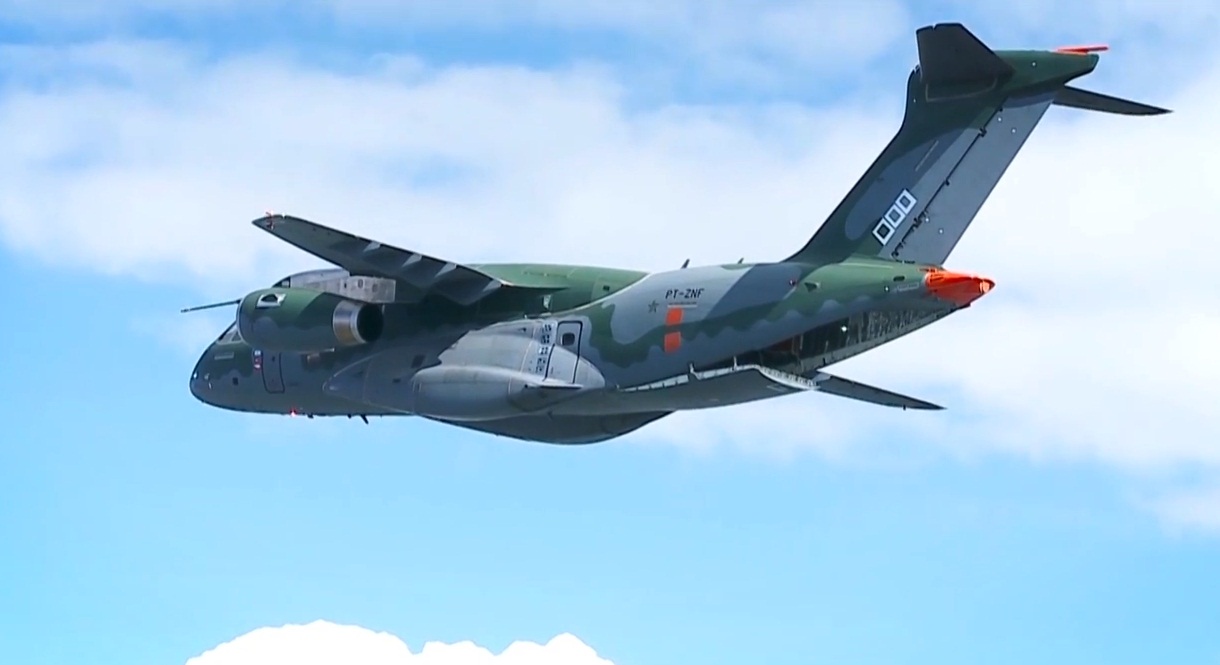 KC-390 - teste de voo operacao portas e rampa - cena video Embraer