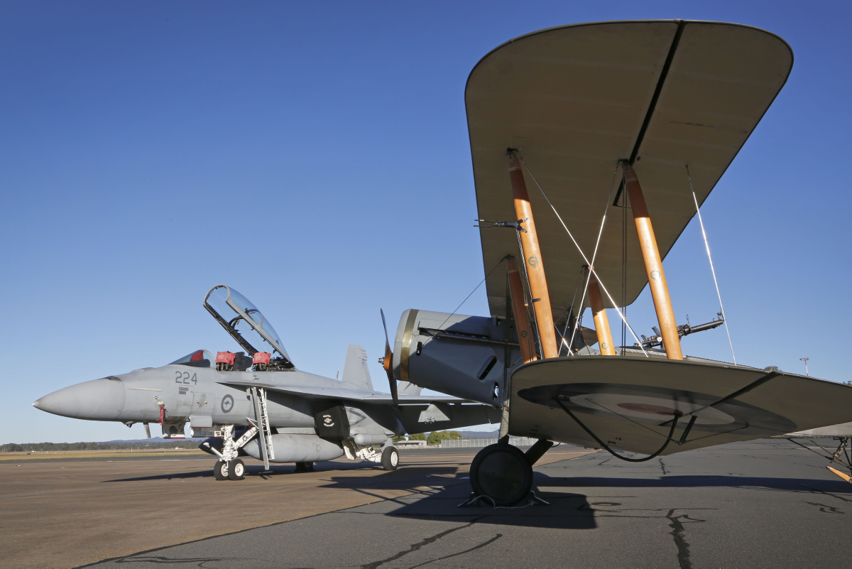 Super-Hornet-e-Bristol-F2B-em-12-6-2016-foto-4-Min-Def-Australia