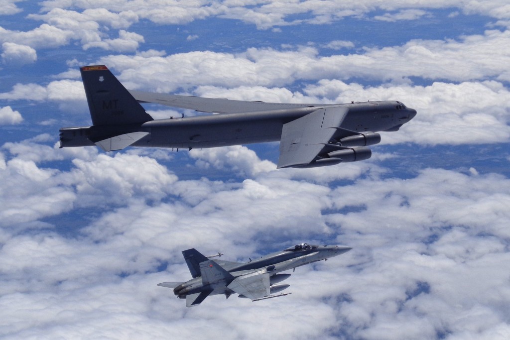CF-18 e B-52 na Polar Roar